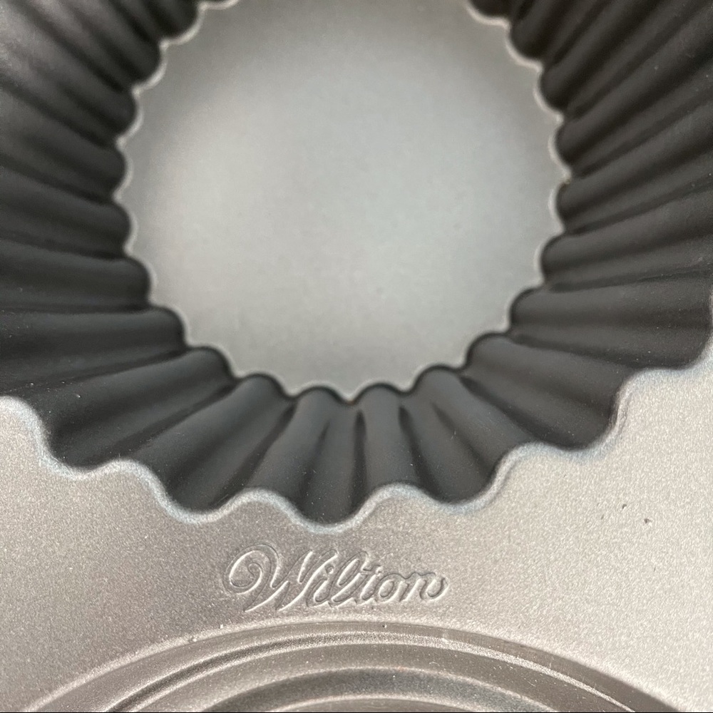 Wilton Giant Cupcake Cake Pan - Picture 10 of 11